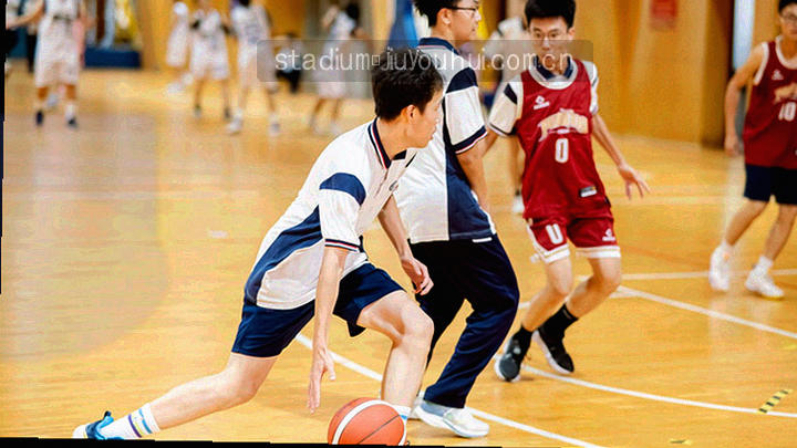 夜间球场灯光下的草坪纹理局部